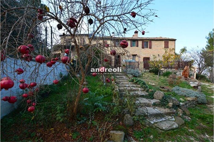 Casa con 9 locali in vendita in Castelbellino