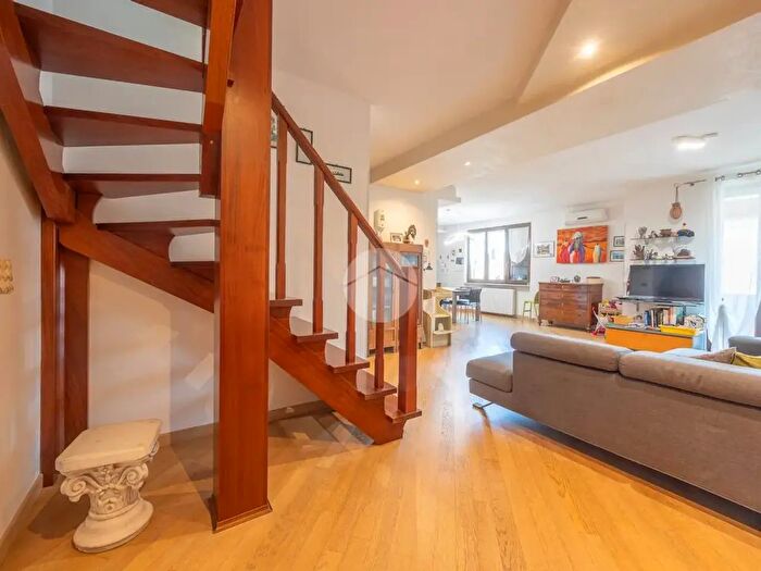 Appartamento con 6 locali in vendita in Via dei Carpini, Verona