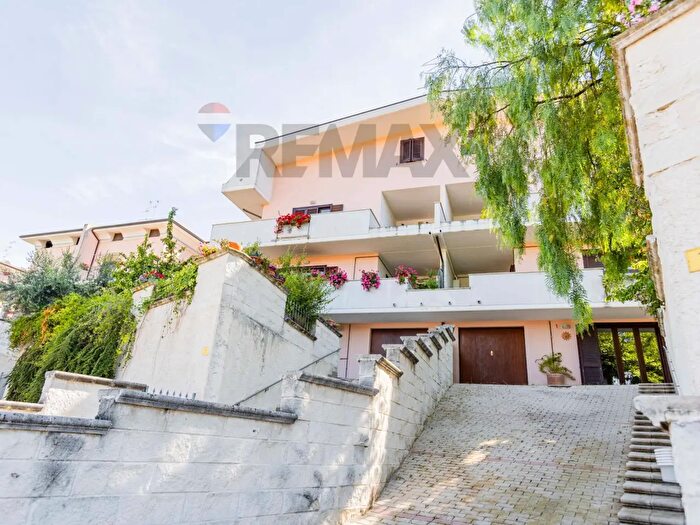 Casa con 8 locali in vendita in Pescara