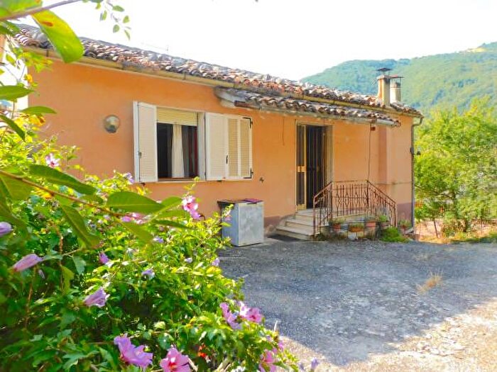 Casa trilocale in vendita in Frazione Monastero a, Cessapalombo