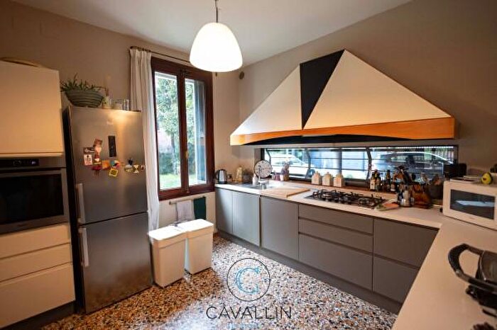 Casa con 6 locali in vendita in Via Sansovino, Montebelluna