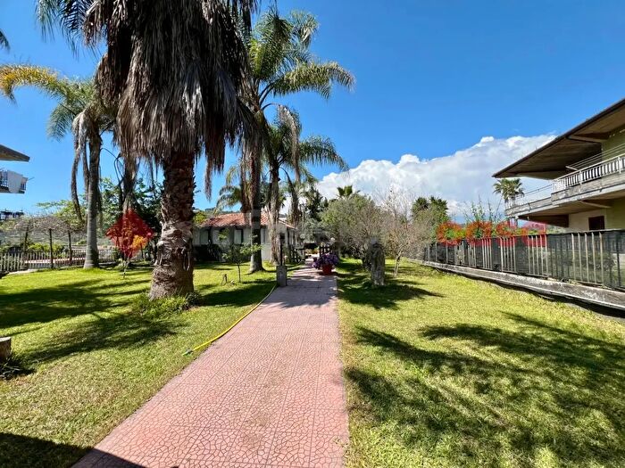 Appartamento con 5 locali in vendita in Via Gesualdo Bufalino, Aci Catena