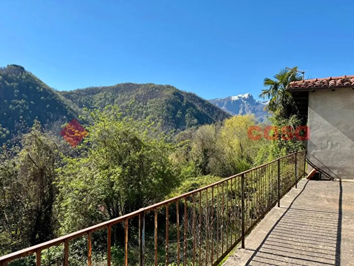 Casa quadrilocale in vendita in Via del Borghetto Puglianella, Camporgiano