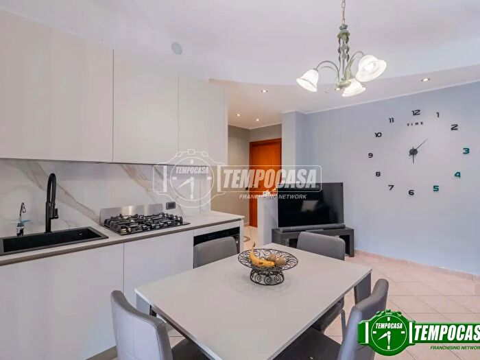 Appartamento trilocale in vendita in Via Luino, Bollate