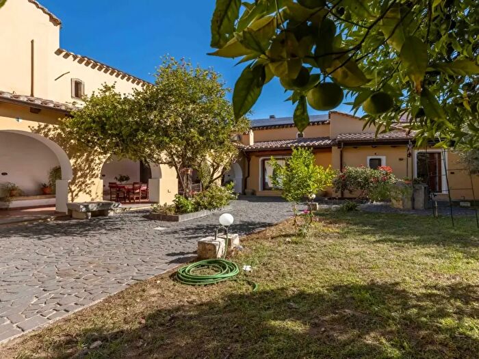 Casa con 12 locali in vendita in Roma, Serdiana