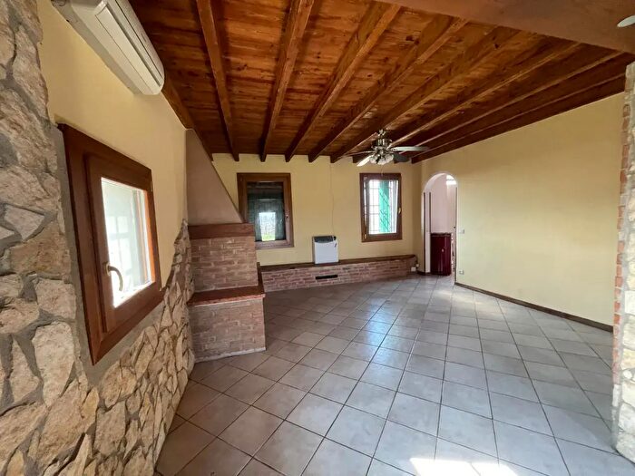 Casa con 6 locali in affitto in Longare