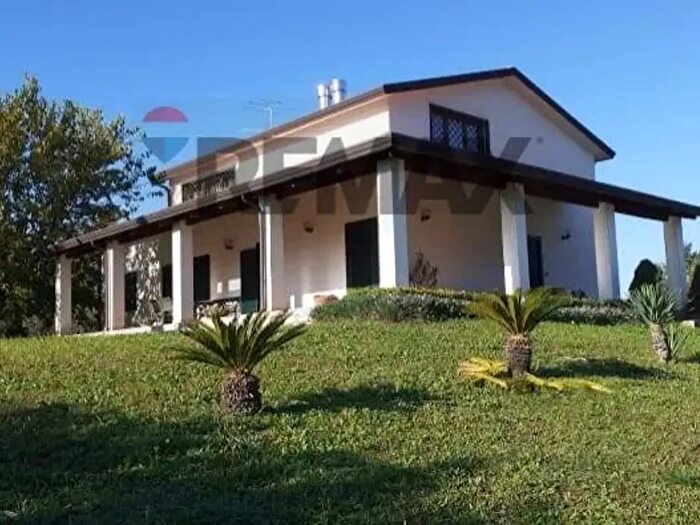 Casa con 7 locali in vendita in Via Nuticci Snc, Liberi