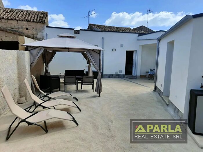 Casa con 6 locali in vendita in Via Assieni, Custonaci