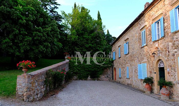 Casa con 20 locali in vendita in Pomarance