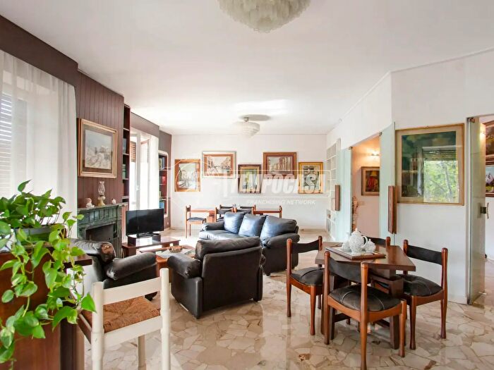 Appartamento con 5 locali in vendita in Via Cenisio, Milano