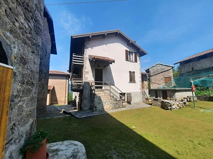 Casa trilocale in vendita in Via Cavaglia Val Brembilla, Val Brembilla