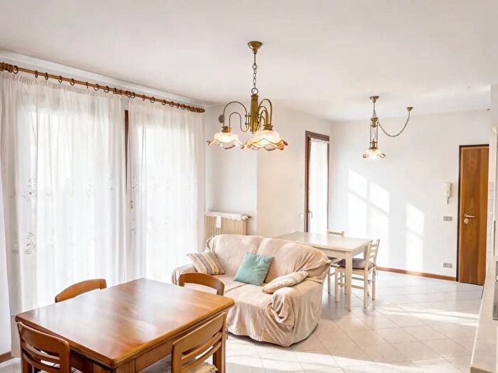 Appartamento trilocale in vendita in Via Carlo Moretti, Montebelluna