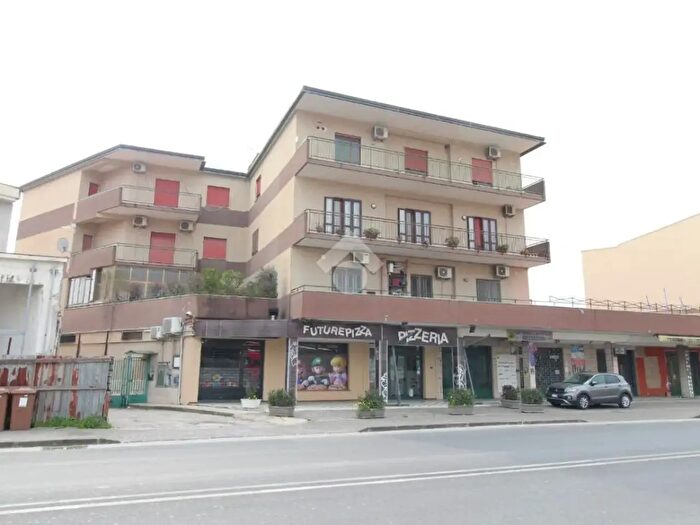 Appartamento quadrilocale in vendita in Via Nazionale Appia, Curti