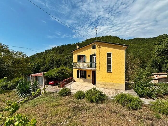 Casa con 10 locali in vendita in Fraz Osteria Cerasa, Gualdo Tadino