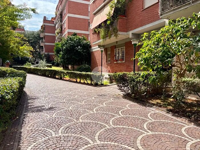 Appartamento trilocale in affitto in Via Cornelio Magni, Roma