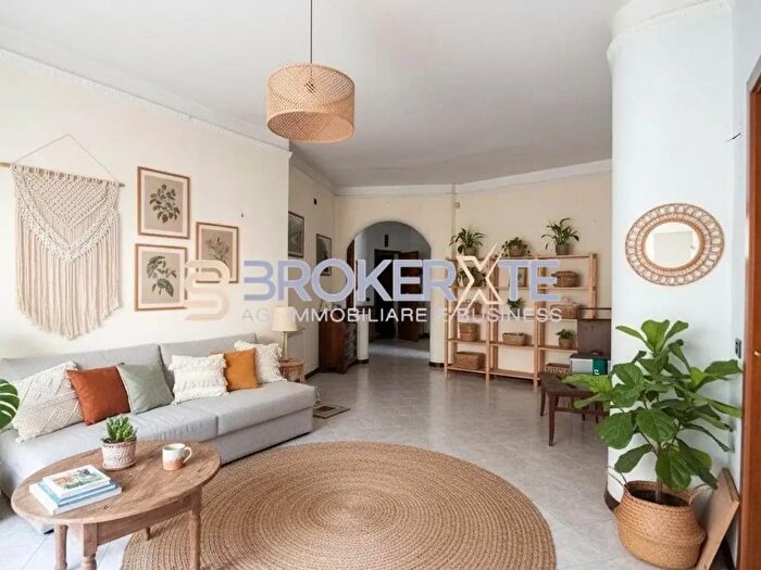 Appartamento con 6 locali in vendita in Carrara Ms, Carrara