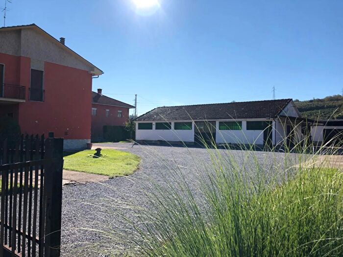 Casa con 6 locali in vendita in Via Castelli, Roddi