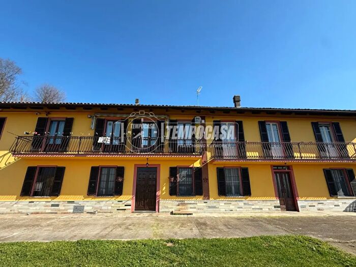 Casa con 12 locali in vendita in Asti