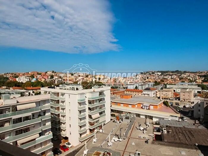 Appartamento trilocale in vendita in Via dell'Artigianato, Ancona