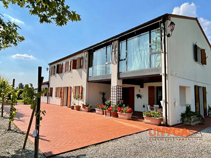 Casa quadrilocale in vendita in Via Novembre, Abano Terme