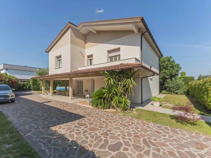 Casa con 8 locali in vendita in Via Anita Garibaldi, Cento
