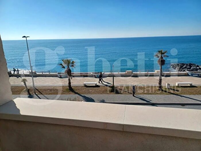 Appartamento con 8 locali in vendita in Nuovo Lungomare Snc, Cetraro