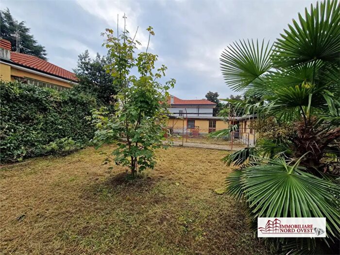 Appartamento trilocale in vendita in Via Cardinal Ferrari, Bareggio