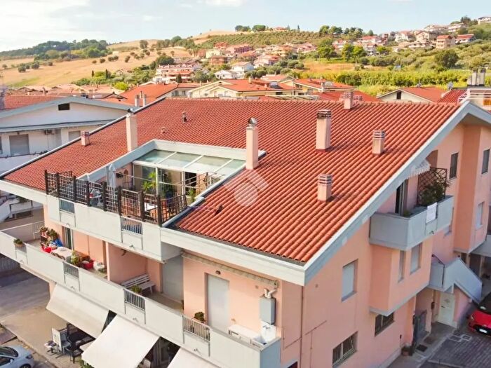 Appartamento con 5 locali in vendita in Via Roma, Silvi