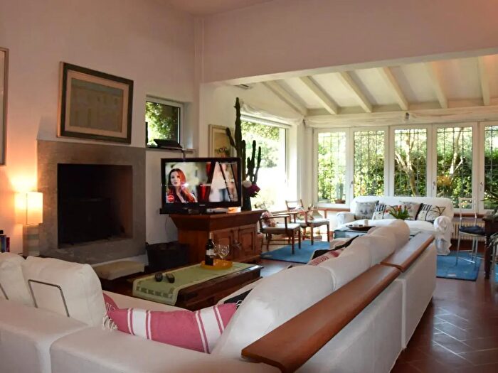 Casa con 8 locali in vendita in Pietrasanta