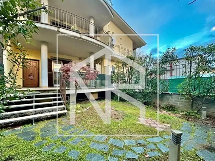 Appartamento trilocale in vendita in Via Mesagne, Roma