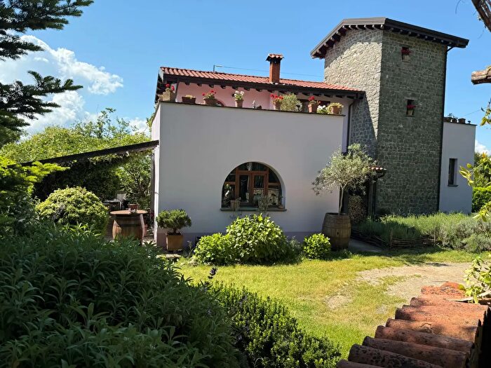 Casa con 15 locali in vendita in Licciana Nardi