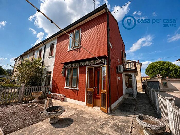 Casa bilocale in vendita in Via Filippo Pivanti, Riva del Po