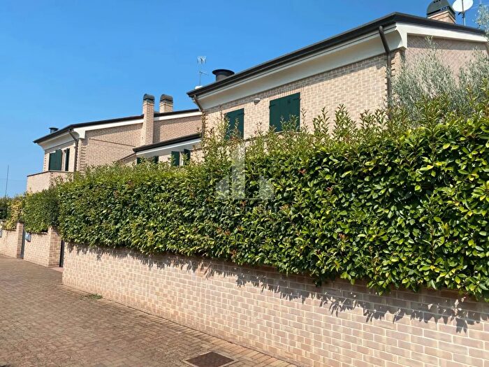 Casa quadrilocale in vendita in Via Augusto Paglierini, Ferrara