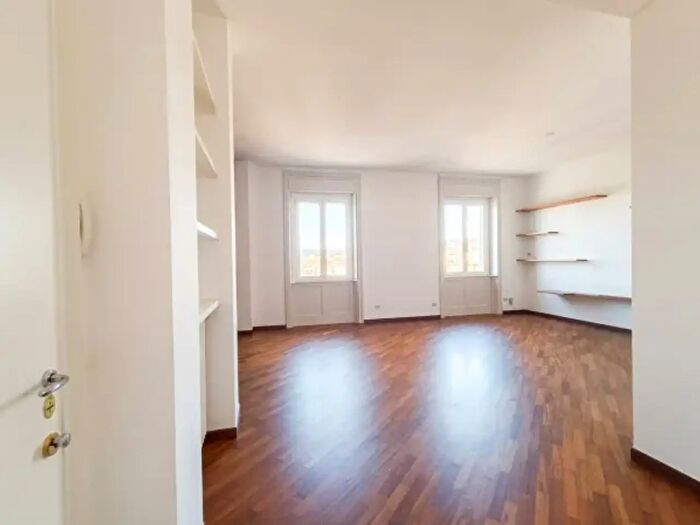 Appartamento trilocale in vendita in Via Giovanni Pascoli, Milano