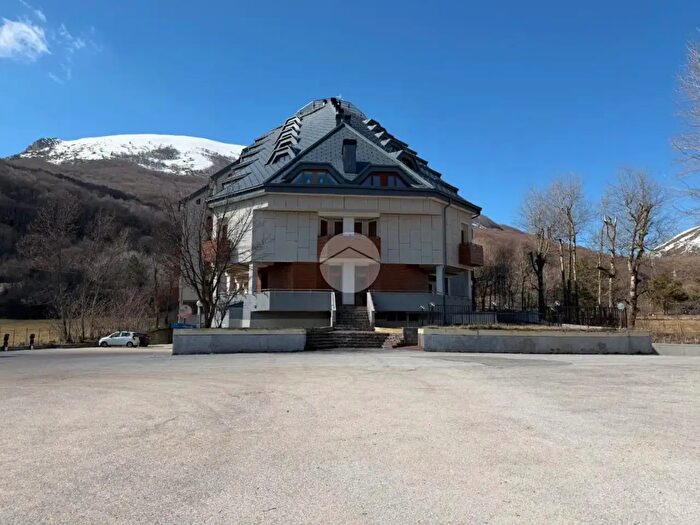 Appartamento trilocale in vendita in Via dellAcqua Savia, Rocca Di Mezzo