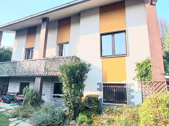 Casa quadrilocale in affitto in Via Cesare Battisti, Rovellasca