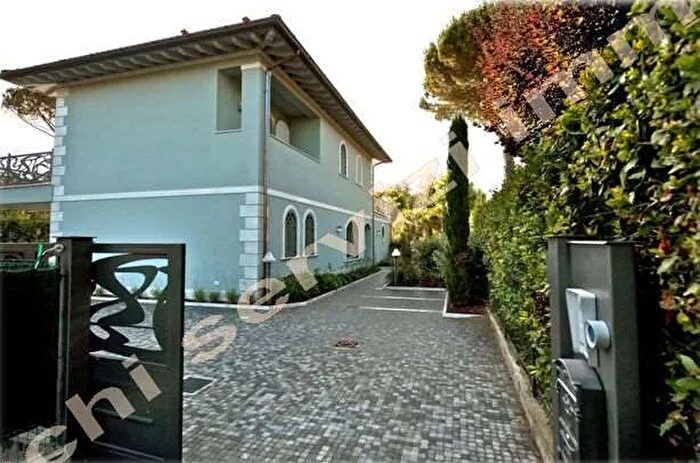 Casa quadrilocale in vendita in Via Ammiraglio Morin a, Forte Dei Marmi