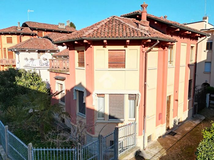 Casa con 6 locali in vendita in Via Dacomo, Alba