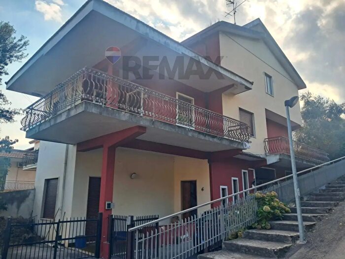 Casa con 6 locali in vendita in Via delle Acacie, Giarre