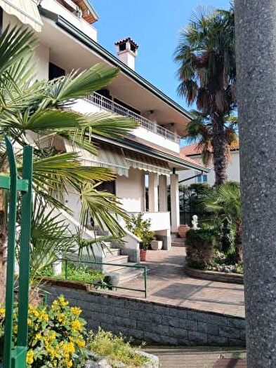 Casa con 6 locali in vendita in Via Tonale, Canegrate