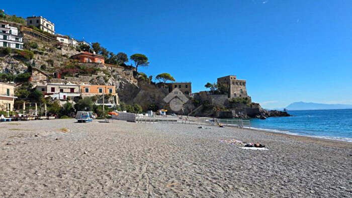 Appartamento quadrilocale in vendita in Via Parrocchiale, Maiori