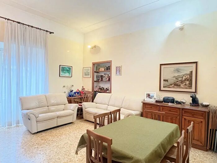 Appartamento trilocale in vendita in Via Appia Nuova, Roma