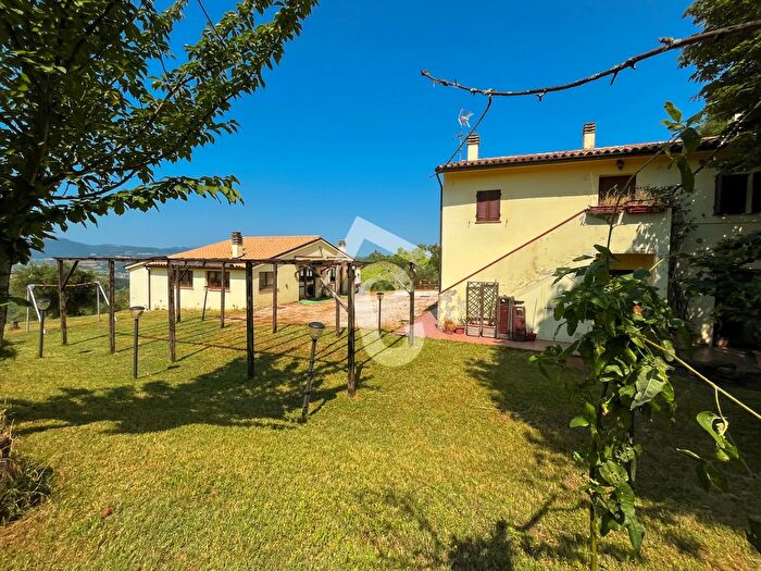 Casa con 10 locali in vendita in Maiolati Spontini