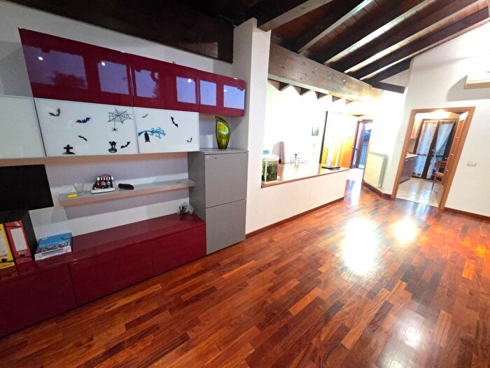 Appartamento con 5 locali in vendita in Medolla