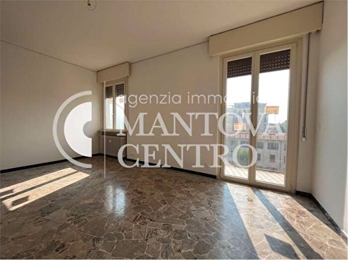 Appartamento con 6 locali in vendita in Viale Repubblica, Mantova