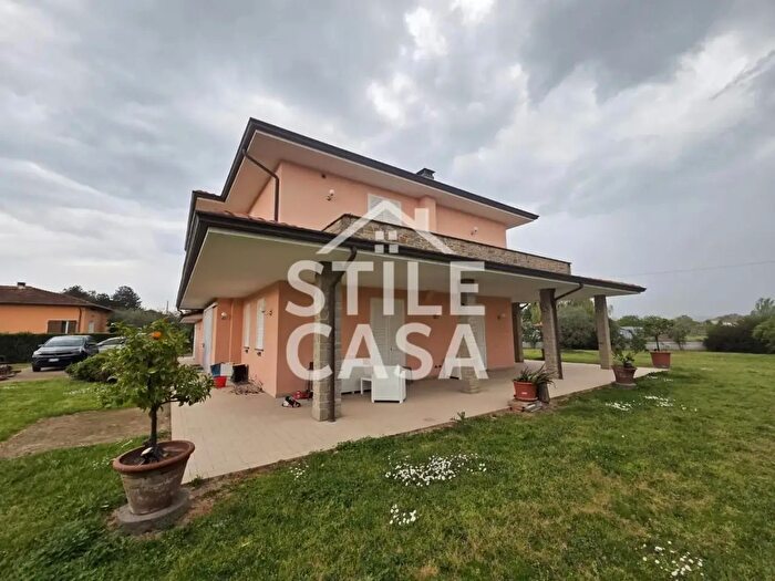 Casa con 8 locali in vendita in a Madonna Comunale, Capannori