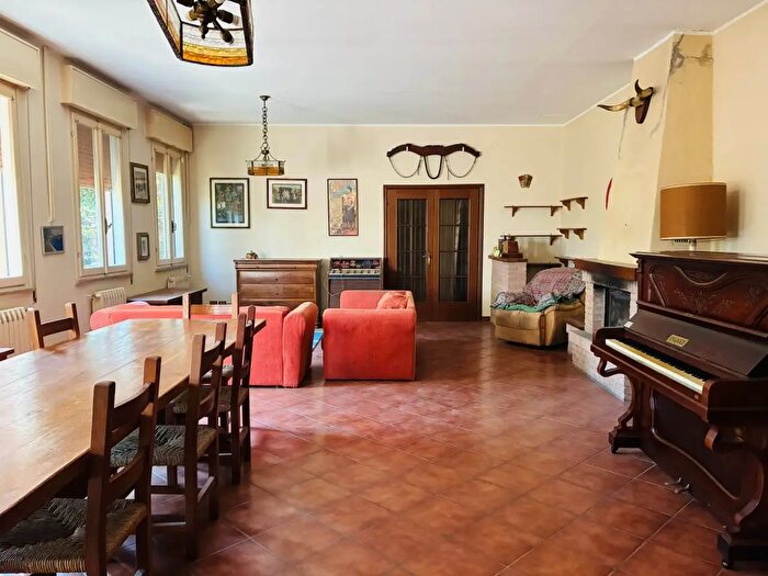 Casa con 9 locali in vendita in Moglia