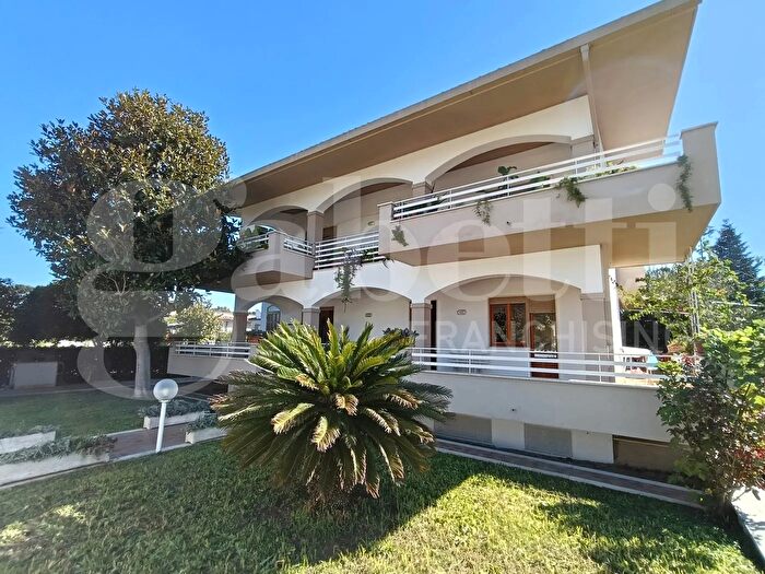 Appartamento con 6 locali in vendita in Via Albenga, Nettuno