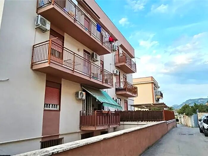 Appartamento trilocale in vendita in Via Cruillas b, Palermo