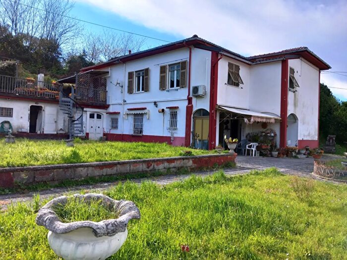 Casa con 13 locali in vendita in Vezzano Ligure